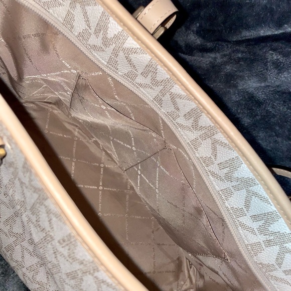 Michael Kors Jet Set Travel Tote Bag - Picture 5 of 9